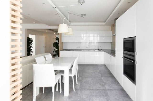 cuisine-moderne-blanche-table-chaises-blanches-armoires-finition-laquée