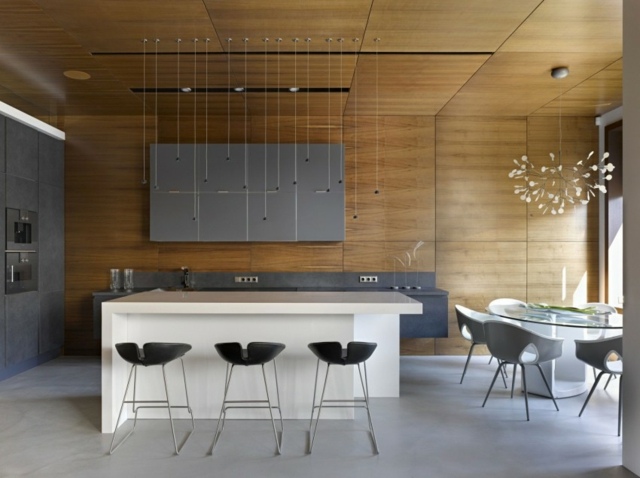 cuisine-moderne-revêtement-mural-bois-suspensions-modernes-chaise-noires cuisine moderne