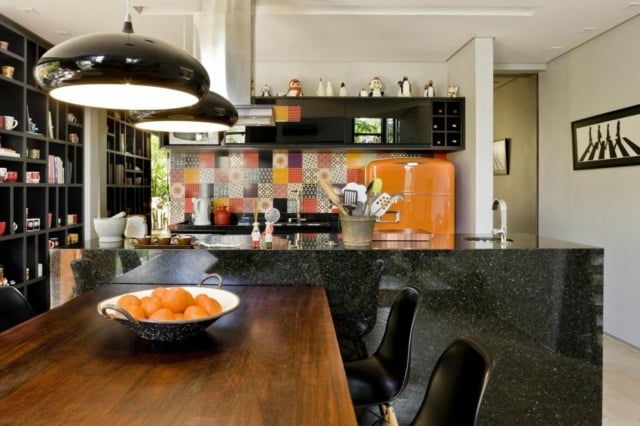 cuisine-moderne-îlot-moderne-aspect-granit-dosseret-carrelage-multicolore-frigo-orange