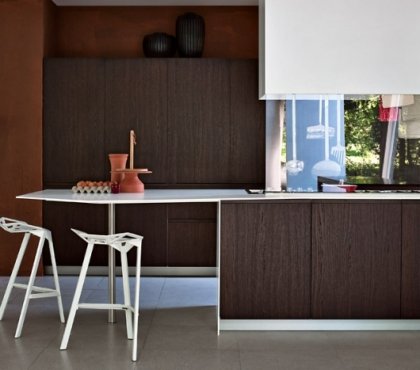 cuisine-modulable-bois-sombre-table-extensible-blanche