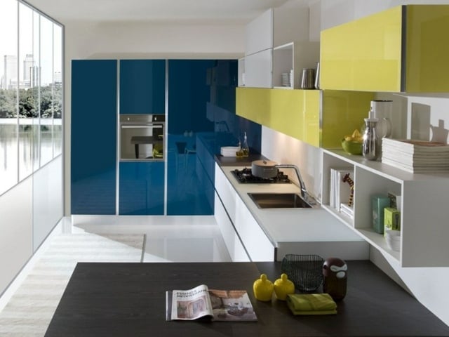 cuisine-ouverte-armoires-jaune-bleu-table-bois-sombre cuisine ouverte