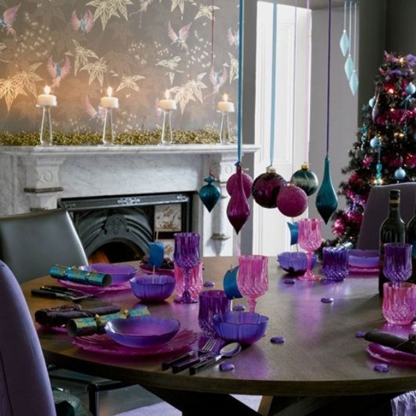 déco-de-Noël-couleurs-vives-idées-originales-bleu-rose-boules-decoratives