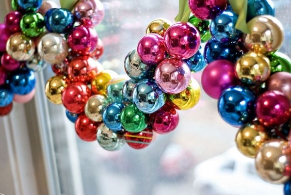 déco-de-Noël-couleurs-vives-idées-originales-boules-decoratives