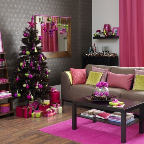 déco-de-Noël-couleurs-vives-idées-originales-rose-violet-coussins-canape