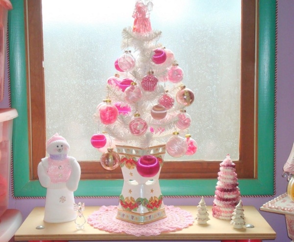 déco-de-Noël-couleurs-vives-idées-originales-sapin-decoratif-boules-figurines