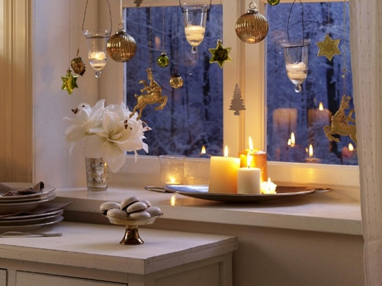 déco-de-Noël-fenêtre-bougies-boules-decoratives-fleurs