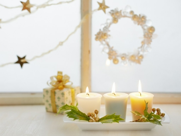 déco-de-Noël-fenêtre-bougies-couronne-cadeaux