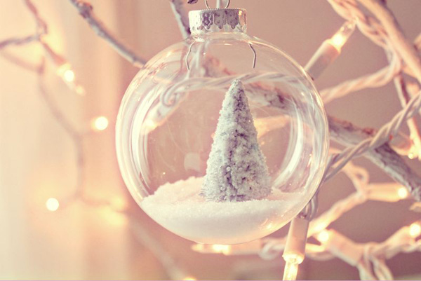 déco-de-Noël-fenêtre-boules-decoratives-sapin-mini
