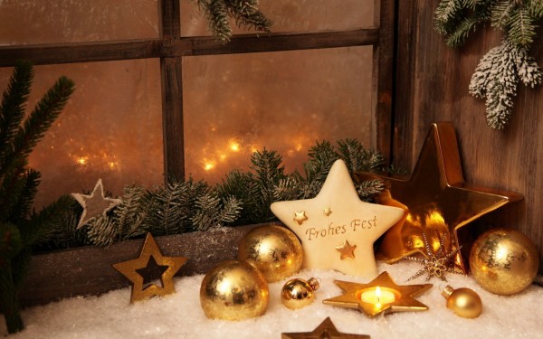 déco-de-Noël-fenêtre-coeurs-etoiles-boules-decoratives-branches-sapin