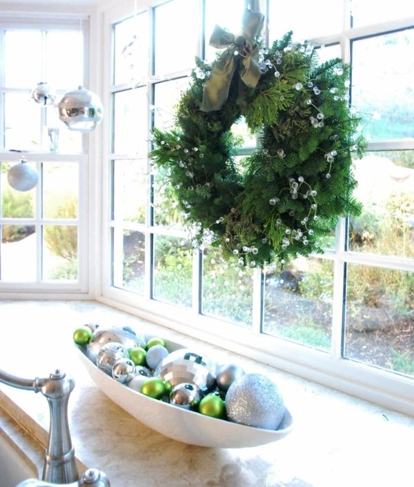 déco-de-Noël-fenêtre-couronne-porte-boules-decoratives