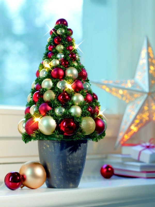 déco-de-Noël-fenêtre-sapin-boules-decoratives-etoiles