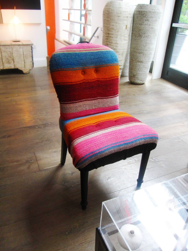 déco ethnique chaise tapissée couverture mexicaine