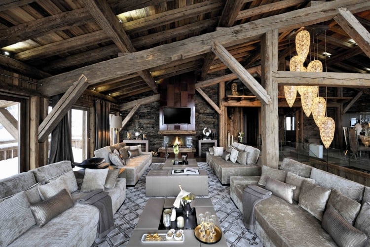 déco-intérieur-style-chalet-plafond-poutres-pierre-parement-cheminée