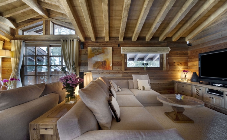 déco-intérieur-style-chalet-plafond-poutres-revêtement-mural-bois déco intérieur