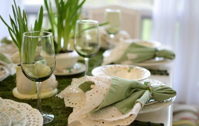 déco-printemps-mousse-idée-table-plantes-serviettes-vertes déco de printemps