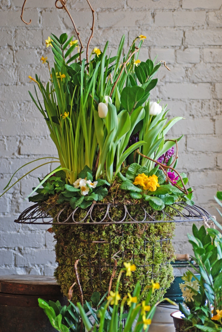 déco-printemps-mousse-vase-fer-décoré-fleurs déco de printemps