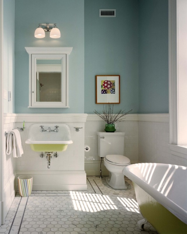 déco-salle-bains-vintage-baigoire-lavabo-vert-blanc