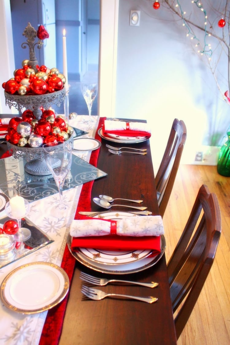 déco-table-Noël-boules-Noel-serviettes-blanches-nappe déco table Noël