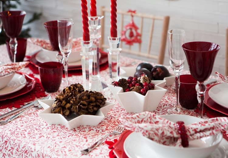 déco-table-Noël-chandelles-rouges-vaisselle-nappe-rouge-blanc