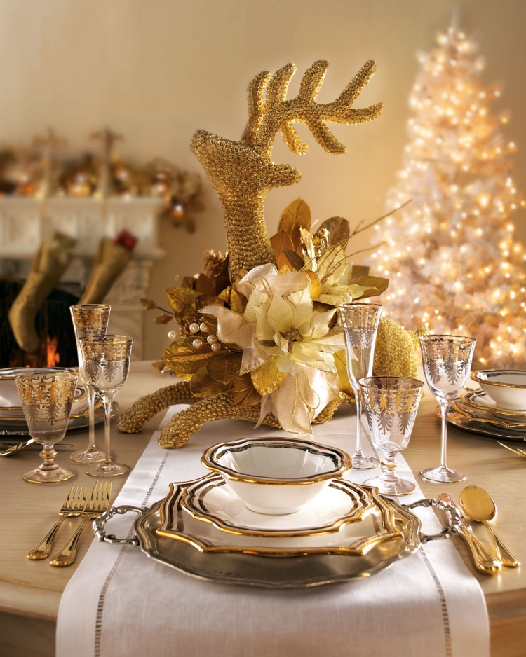 déco-table-Noël-chemin-table-blanc-figurine-cerf-or déco table Noël