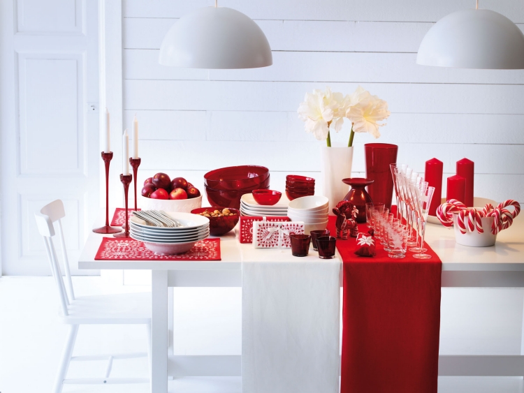 déco-table-Noël-chemin-table-blanc-rouge-chandelles déco table Noël