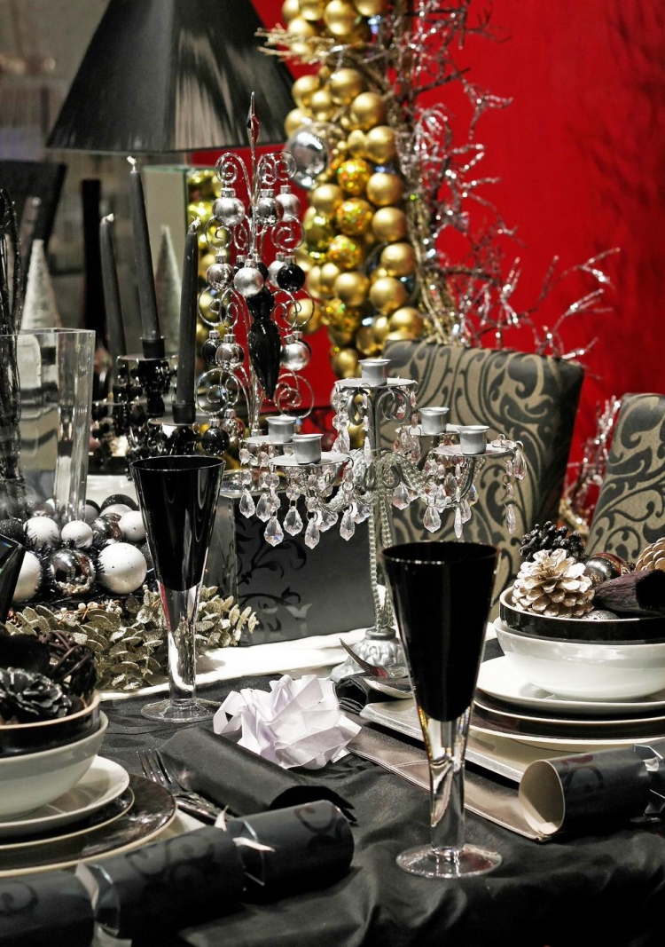 déco-table-Noël-noir-gris-papillotes-nappe-noir-boules-Noel