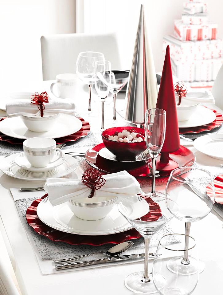 déco-table-Noël-sapins-décoratifs-rond-serviette-rouge déco table Noël