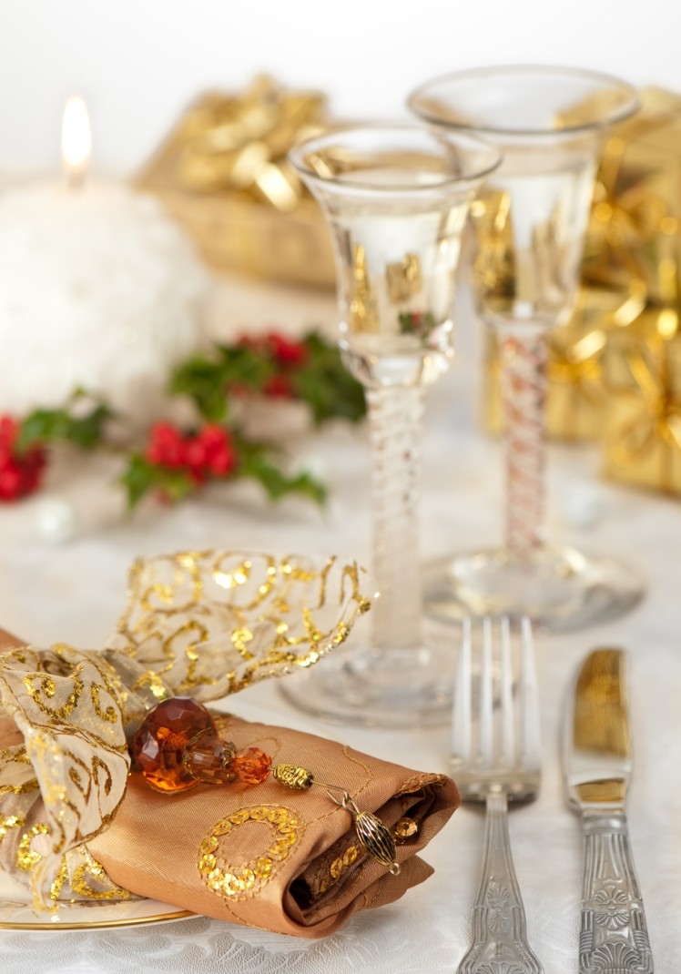 déco-table-Noël-rond-serviette-ornement-branches-houx
