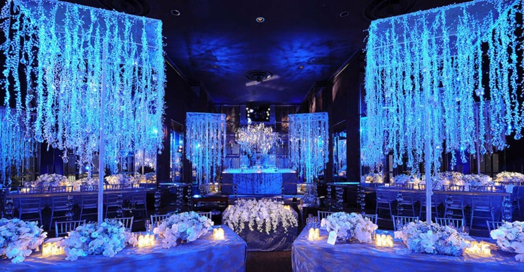 déco-table-mariage-éclairage-led-bleu