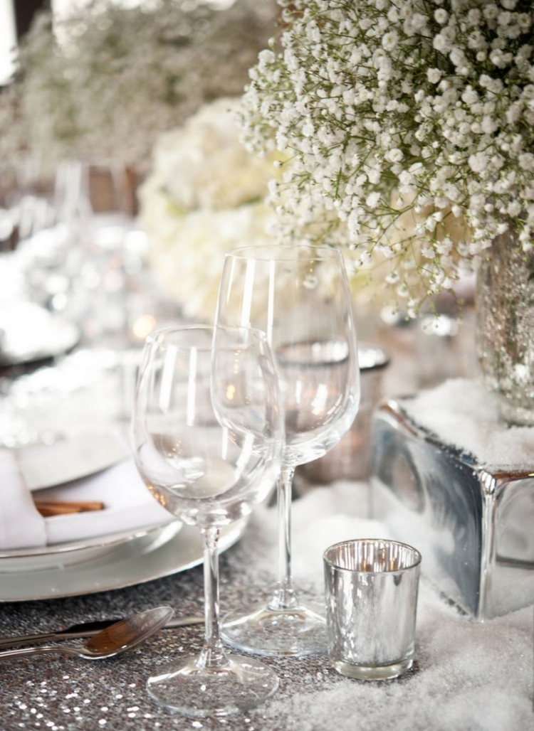 déco-table-mariage-fleurs-blanches-nappe-paillettes