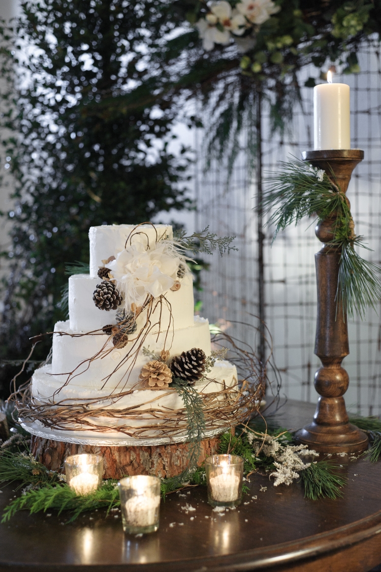 déco-table-mariage-hiver-bougies-gâteau-mariage-blanc