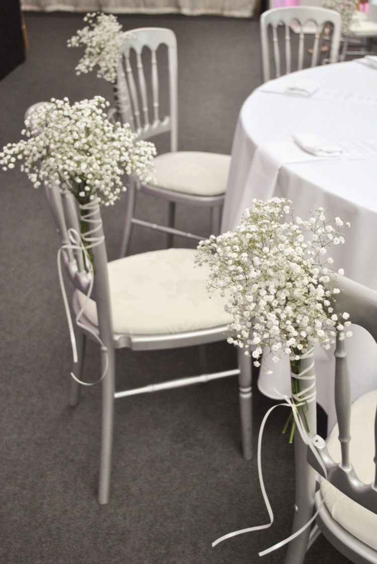 déco-table-mariage-hiver-bouquets-fleurs-blanches-chaises