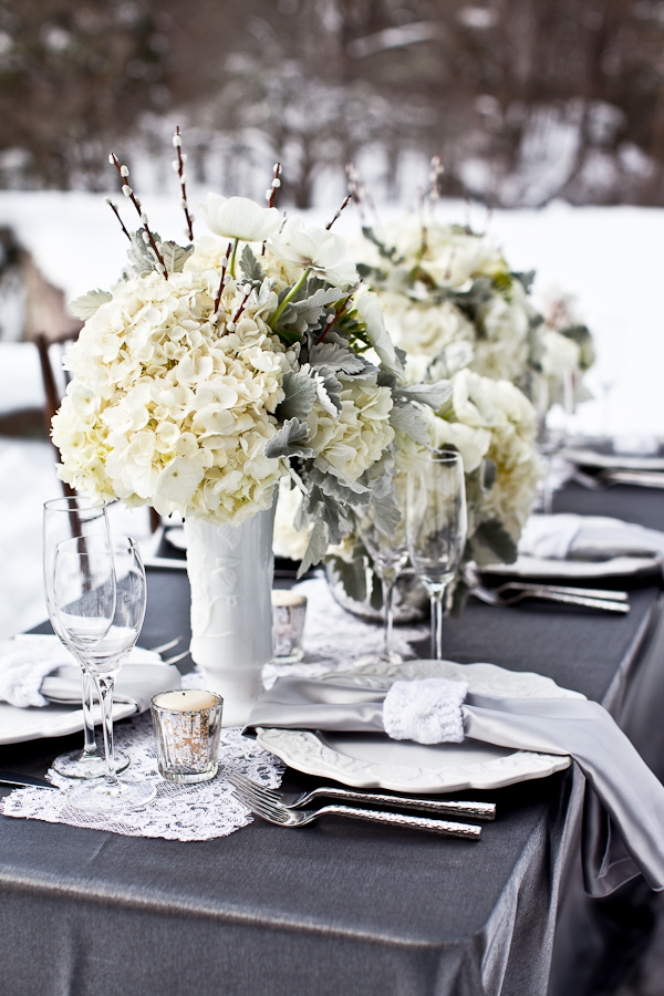 déco-table-mariage-hiver-fleurs-blanches-nappe-grise déco table mariage