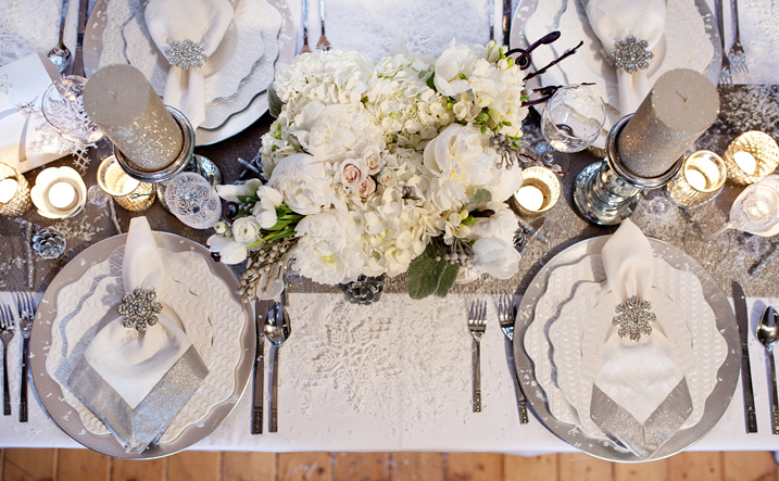 déco-table-mariage-hiver-fleurs-blanches-ornements-argent