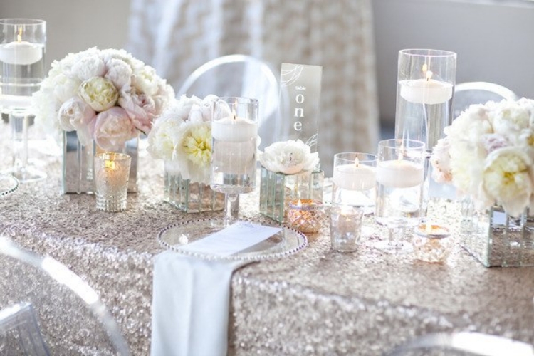 déco-table-mariage-hiver-nappe-paillettes-fleurs déco table mariage