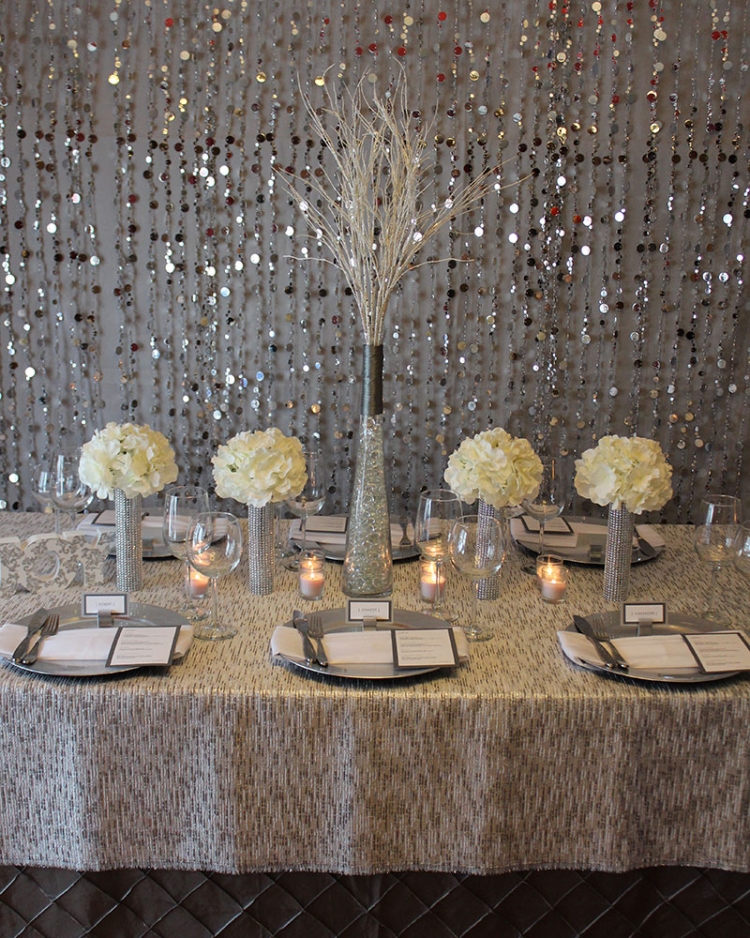 déco-table-mariage-hiver-paillettes-fleurs-blanches déco table mariage