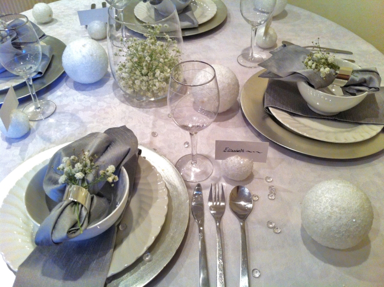 déco-table-mariage-hiver-serviettes-grises-fleurs déco table mariage