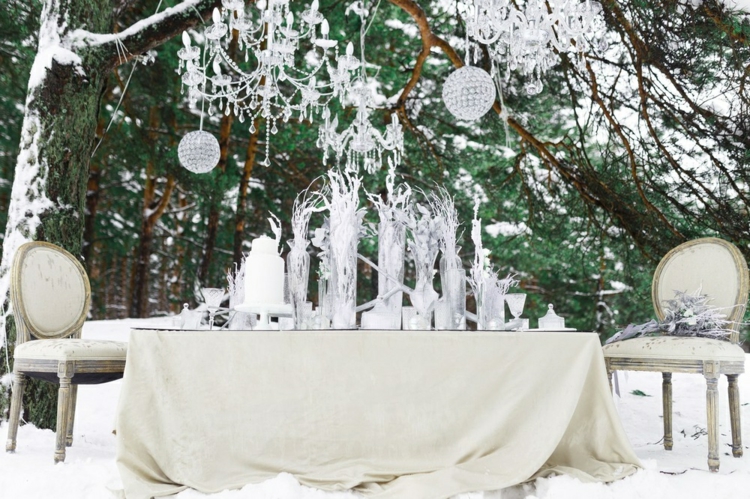 déco-table-mariage-nappe-blanc-cassé-chaise-médaillon