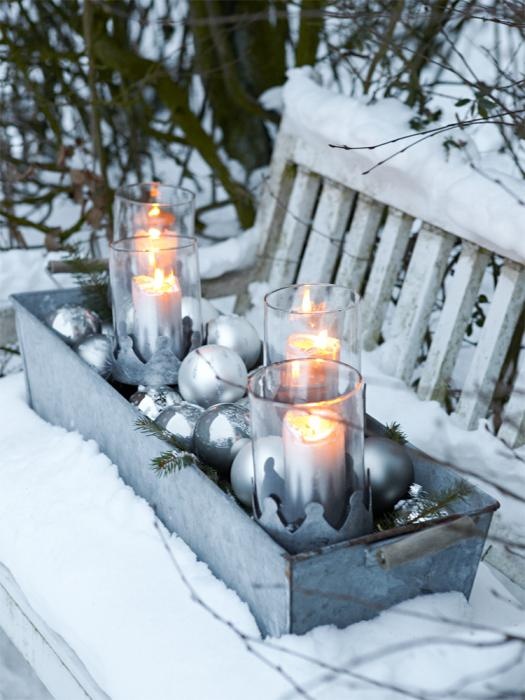 décoration-Noël-extérieur-boules-Noël-couleur-argent-brillantes-bougies-banc-bois-jardin