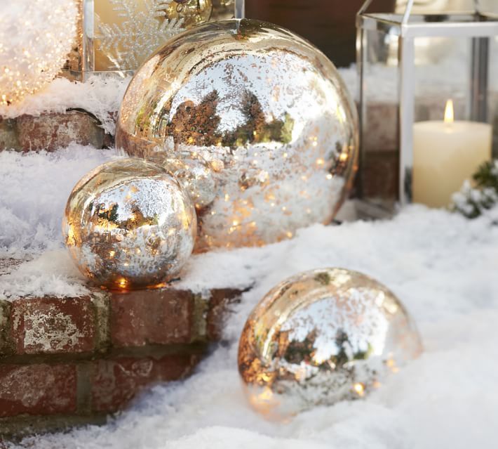 décoration-Noël-extérieur-boules-Noël-couleur-argent-brillantes-bougies-blanches décoration de Noël extérieur
