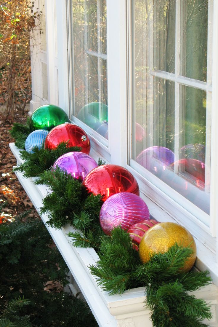 décoration-Noël-extérieur-boules-Noël-multicolores-branches-naturelles-fenêtre décoration de Noël extérieur