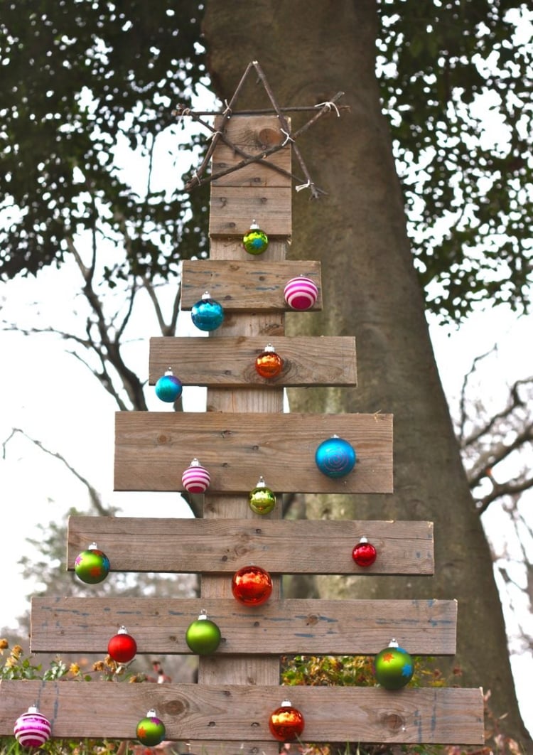 décoration-Noël-extérieur-boules-Noël-multicolores-sapin-bois-DIY-jardin décoration de Noël extérieur décoration de Noël extérieur