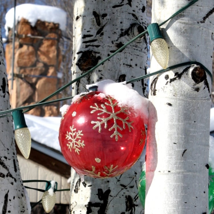 décoration-Noël-extérieur-boules-Noël-rouge-motifs-flocons-neige-guirlandes-lumineuses décoration de Noël extérieur