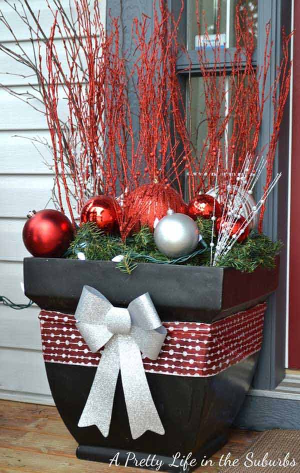 décoration-Noël-extérieur-boules-Noël-rouges-argent-branchettes-décoratives-rouges-pot-noir-branches décoration de Noël extérieur