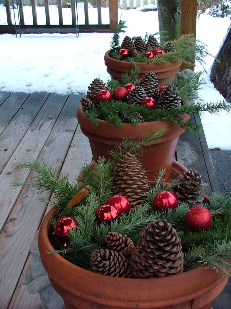décoration-Noël-extérieur-boules-Noël-rouges-pots-terre-cuite-branches-pommes-pin décoration de Noël extérieur
