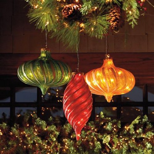 décoration-Noël-extérieur-boules-Noël-verre-rouge-vert-jaune décoration de Noël extérieur