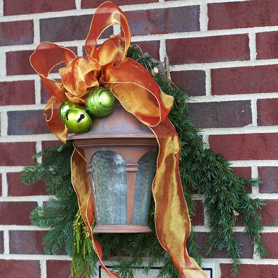 décoration-Noël-extérieur-boules-Noël-vertes-ruban-orange-chaud-cloche-branche-naturelle décoration de Noël extérieur
