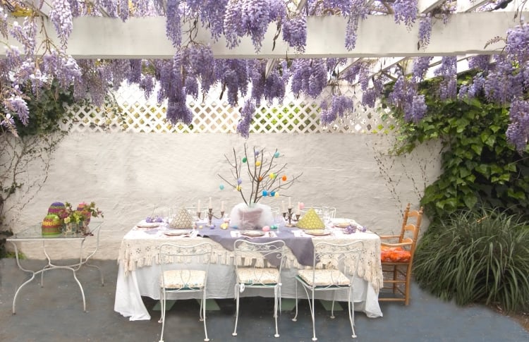 décoration-Pâques-arbre-oeufs-colorés-table-jardin