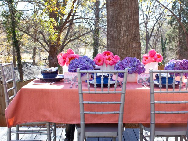 décoration-Pâques-fleurs-rose-pourpre-table-jardin