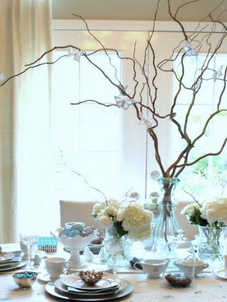 décoration-Pâques-table-fleurs-blanches-nids-décoratifs décoration de Pâques